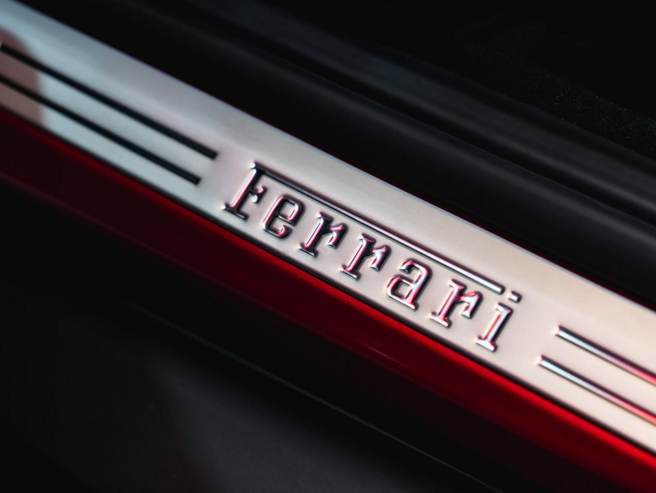 法拉利 Roma 红色/白色 2020款 3.9T V8