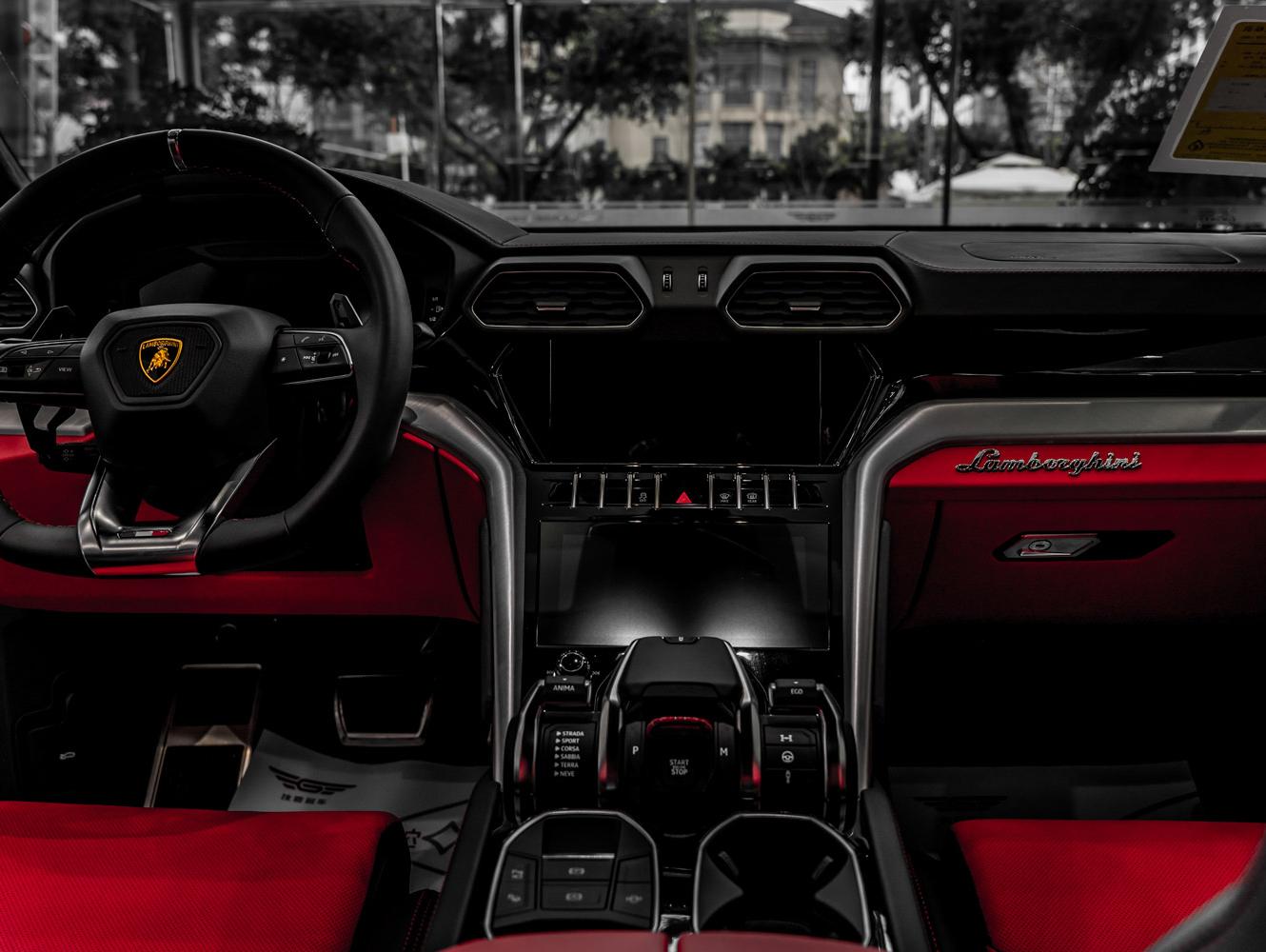 兰博基尼 Urus 黑色/红色 2021款 4.0T V8