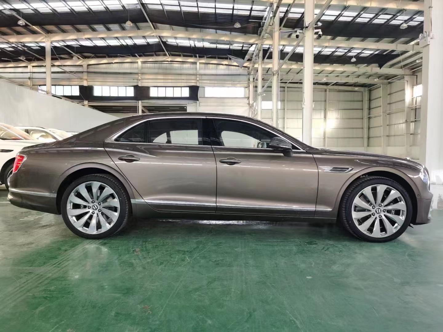 宾利 飞驰 深羊绒金/熏橡木棕 2022款 4.0T 欧规版