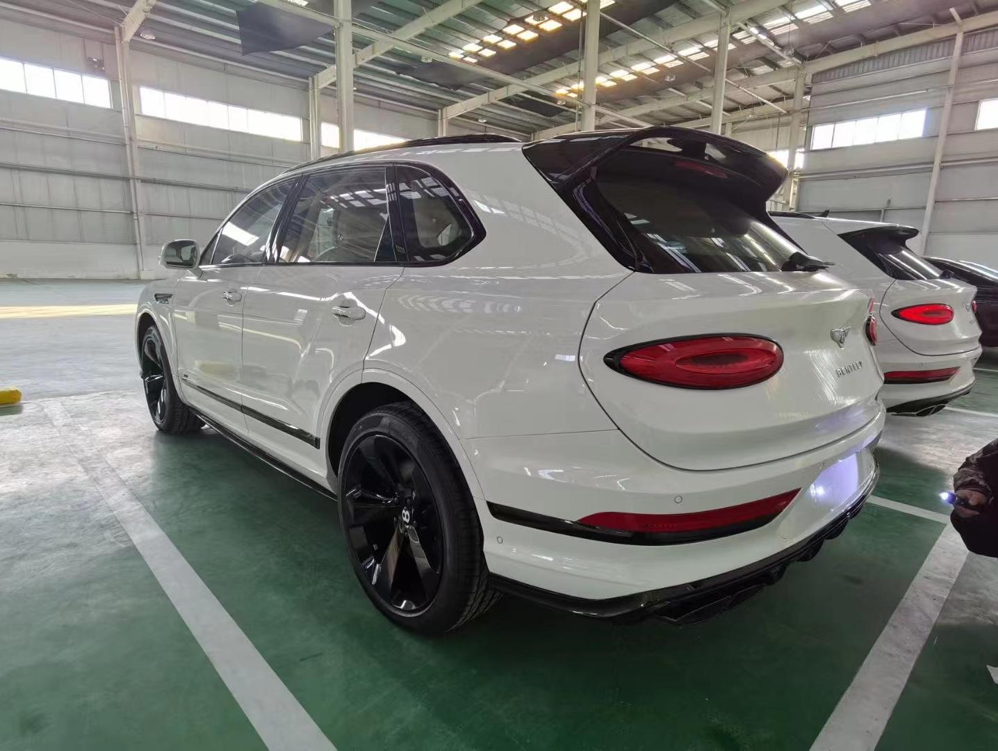宾利 添越 白色/米红双拼 2022款 4.0T 欧规版