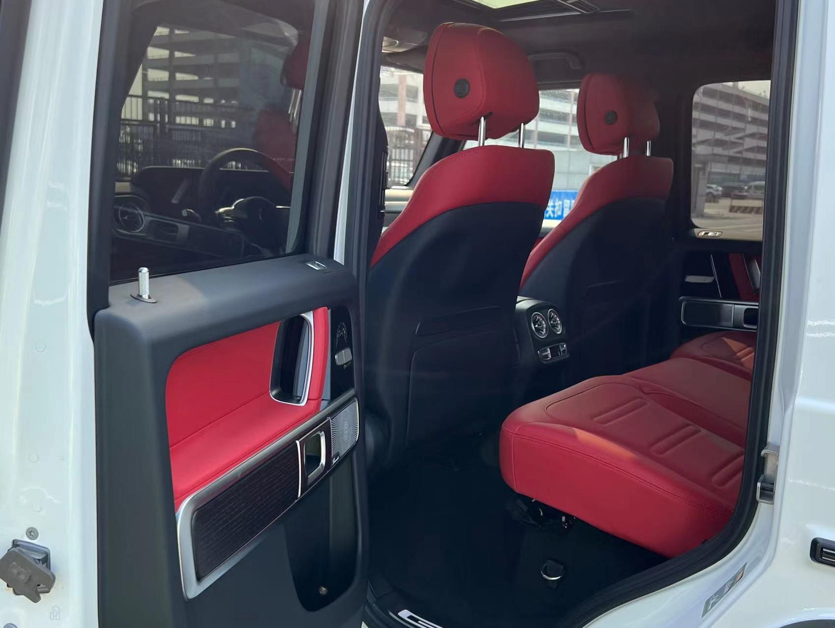 奔驰 奔驰G级 白黑/红色 G550 2022款 4.0T 加规版