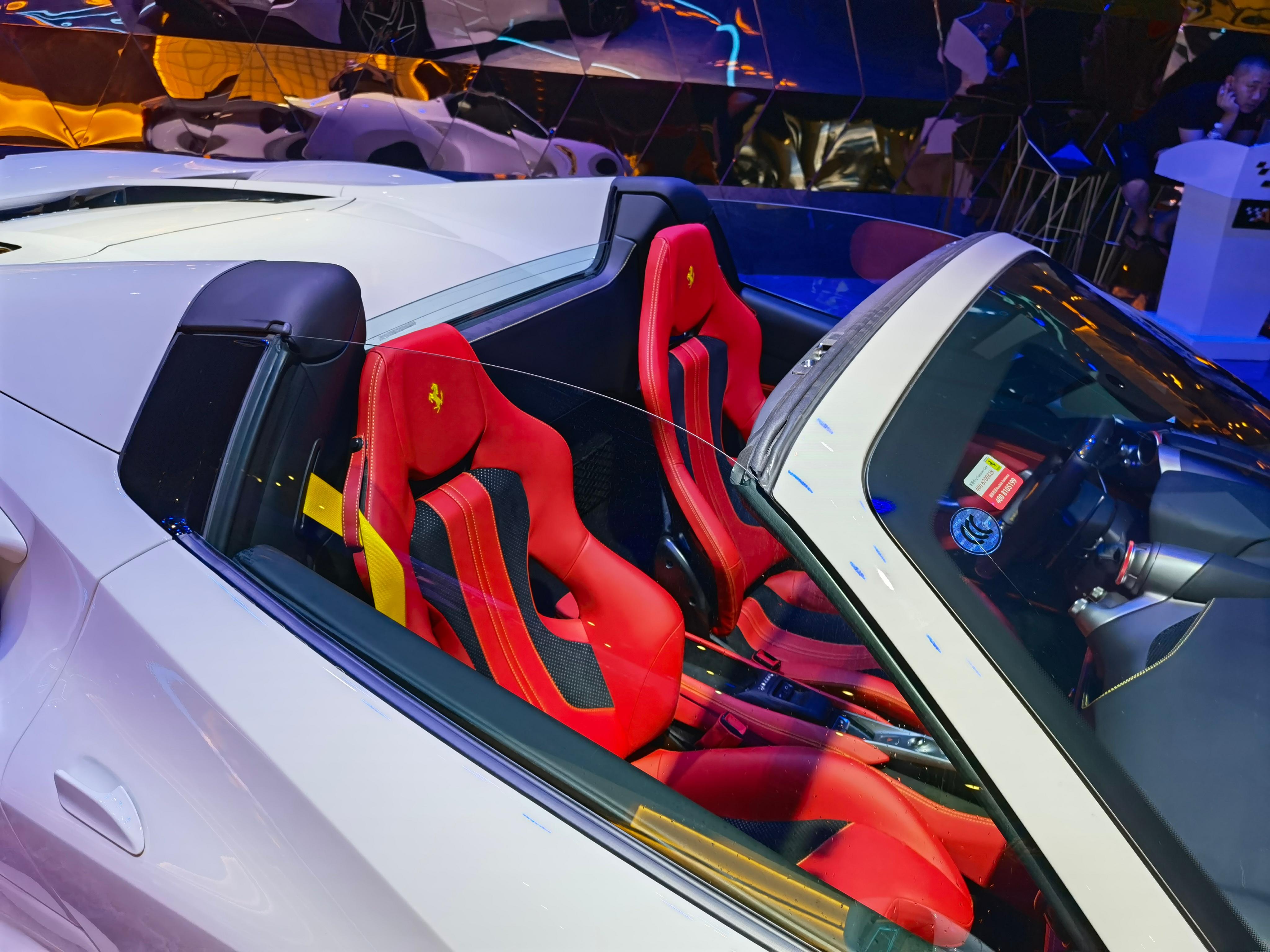 中规法拉利 F8 白色/红色 2020款 Spider 3.9T V8