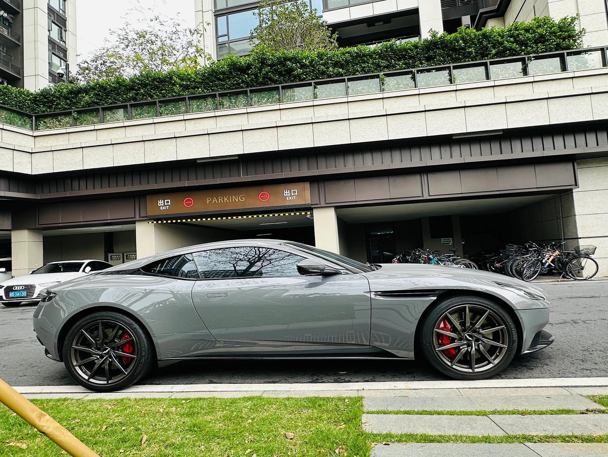 二手阿斯顿·马丁 DB11 灰色/黑色 2022款 4.0T V8 Coupe