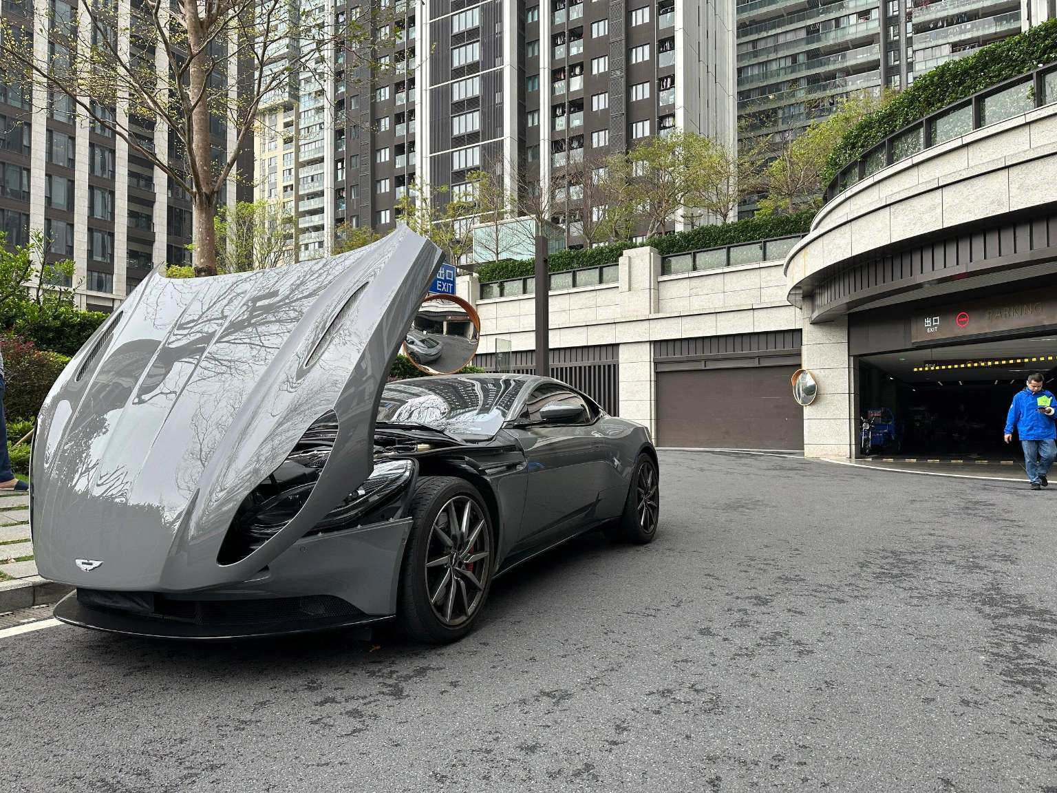 二手阿斯顿·马丁 DB11 灰色/黑色 2022款 4.0T V8 Coupe