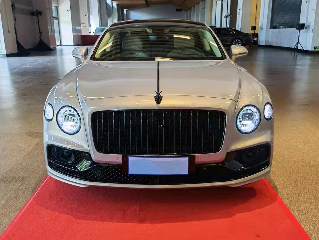 宾利 飞驰 极致银/亚麻白 2021款 4.0T V8 标准版