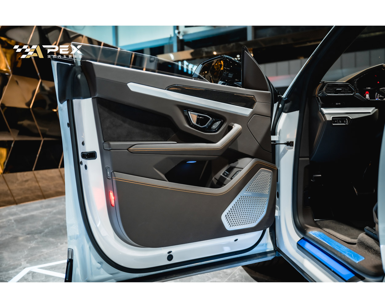 兰博基尼 Urus 蓝色/黑色 2021款 4.0T V8