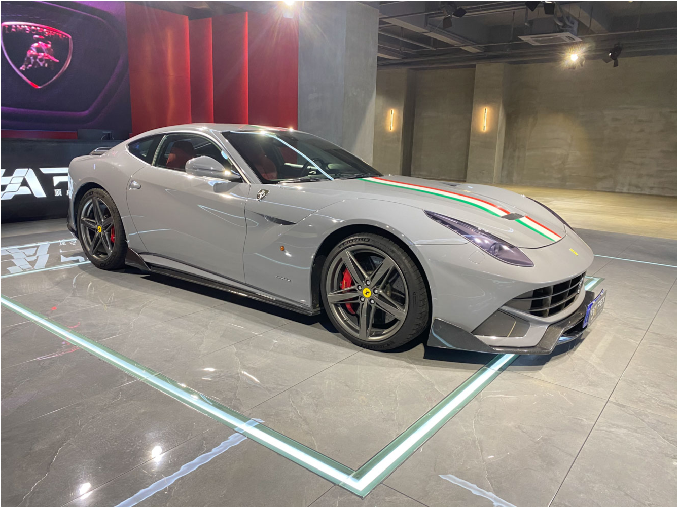 二手法拉利 F12berlinetta 白色/红色 2013款 6.3L 标准型