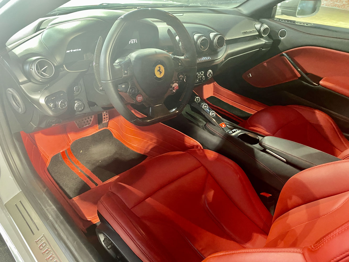 二手法拉利 F12berlinetta 白色/红色 2013款 6.3L 标准型