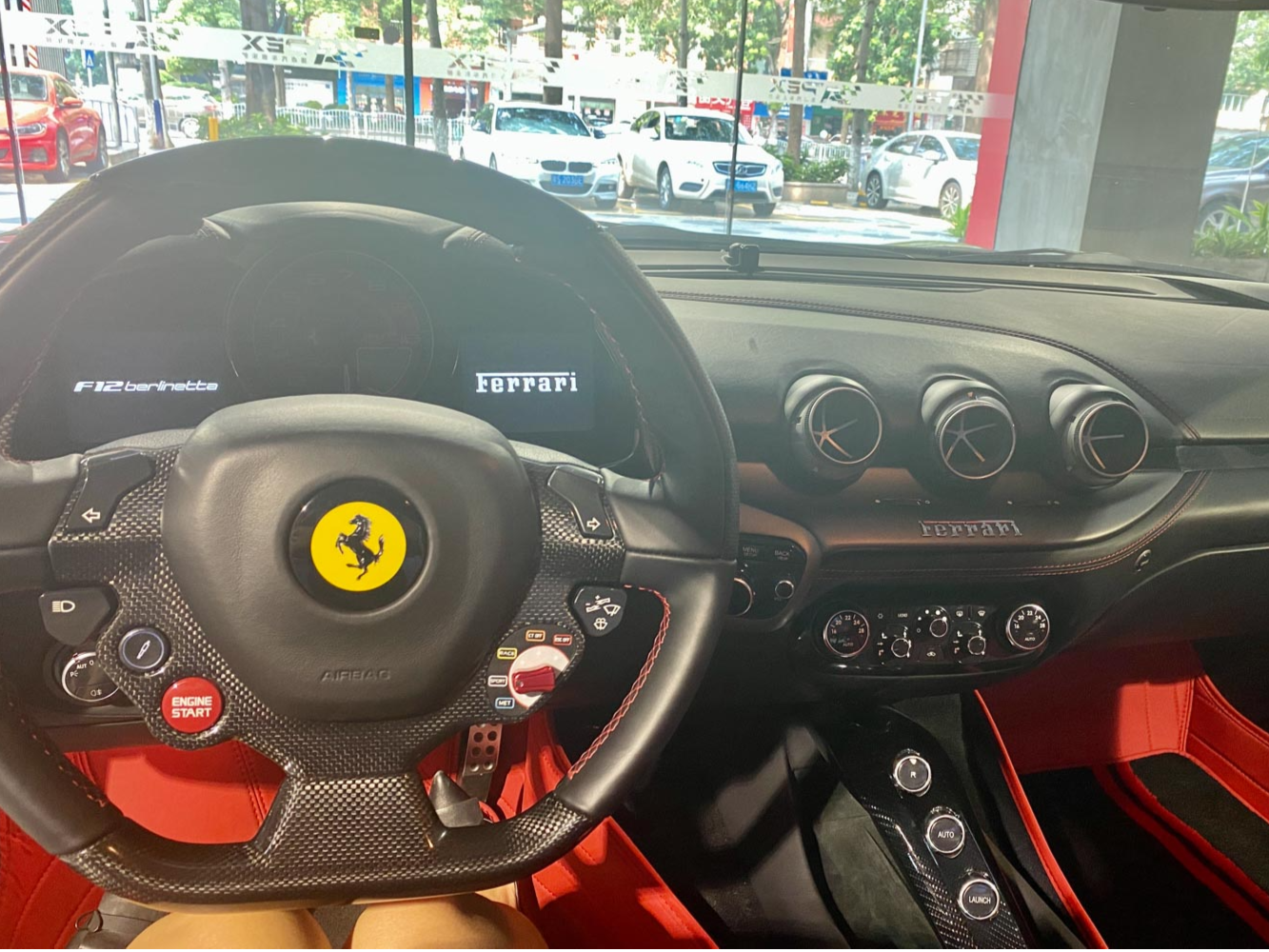 二手法拉利 F12berlinetta 白色/红色 2013款 6.3L 标准型