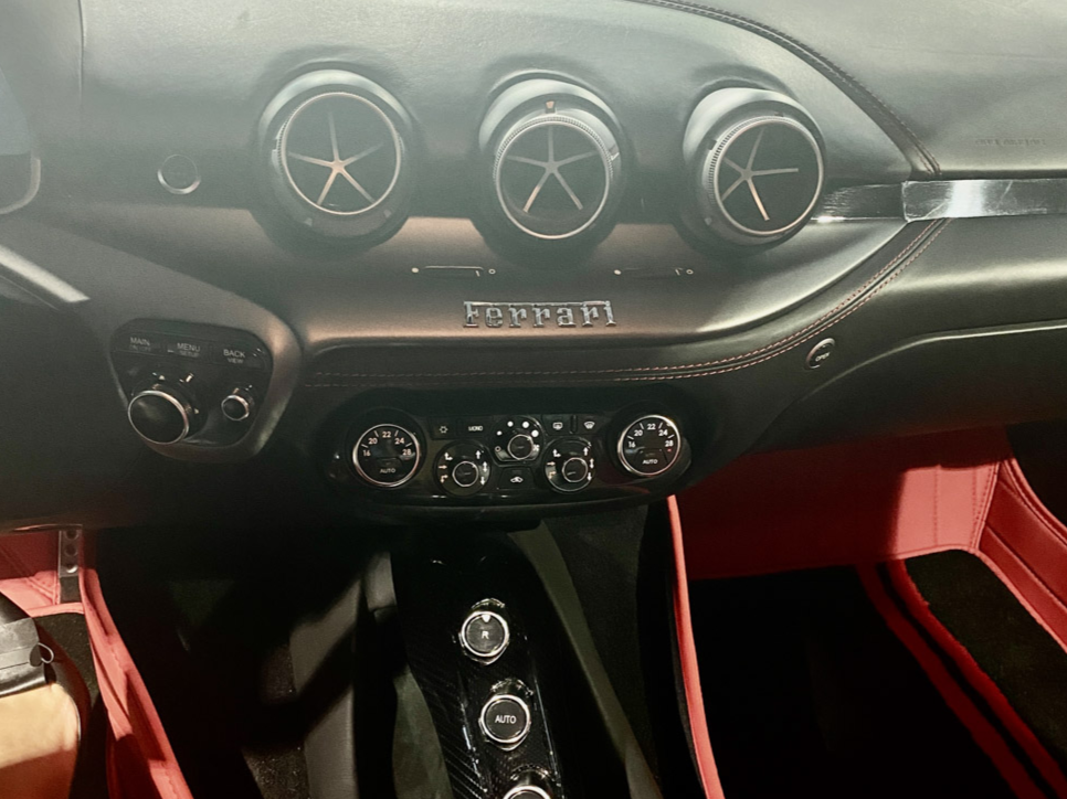二手法拉利 F12berlinetta 白色/红色 2013款 6.3L 标准型