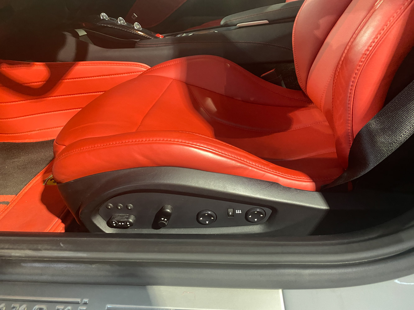 二手法拉利 F12berlinetta 白色/红色 2013款 6.3L 标准型