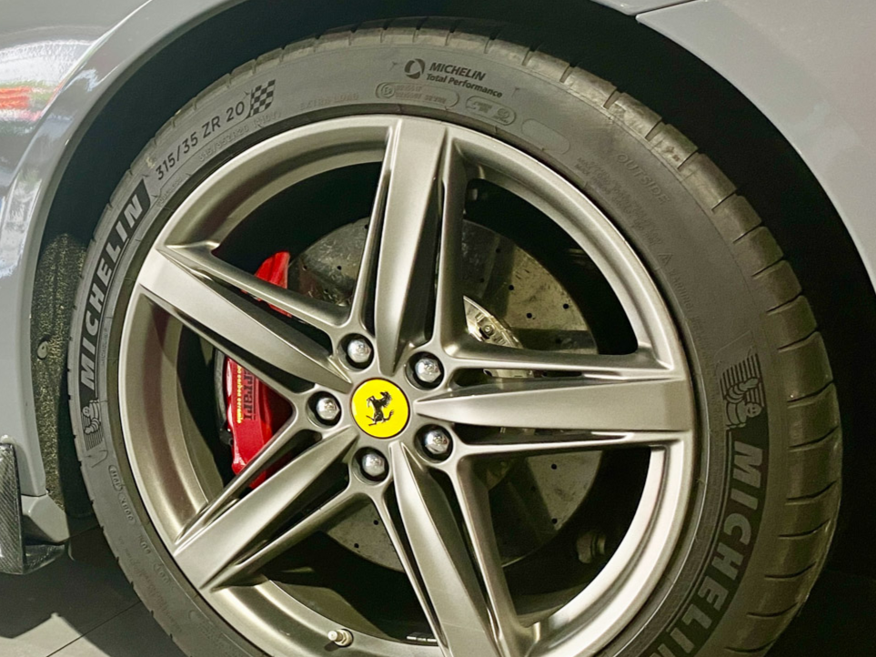 二手法拉利 F12berlinetta 白色/红色 2013款 6.3L 标准型