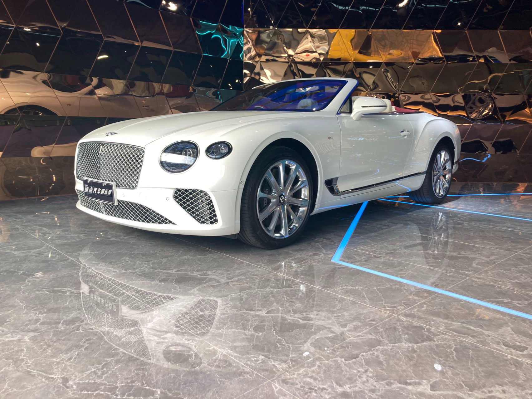 宾利 欧陆GT 白色/红色 2020款 4.0T GT V8 敞篷版