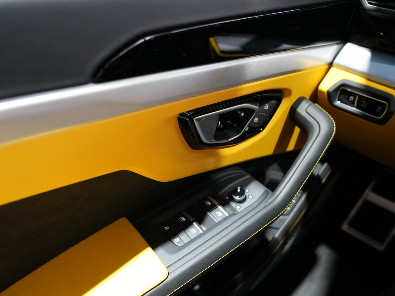 兰博基尼 Urus 黄色/黄黑 2021款 4.0T V8