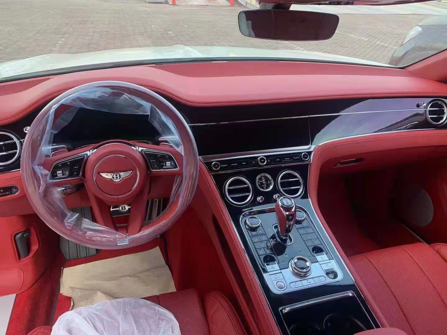 宾利 欧陆GT 白色/红色 21款 4.0T V8 天窗首发版 欧规版