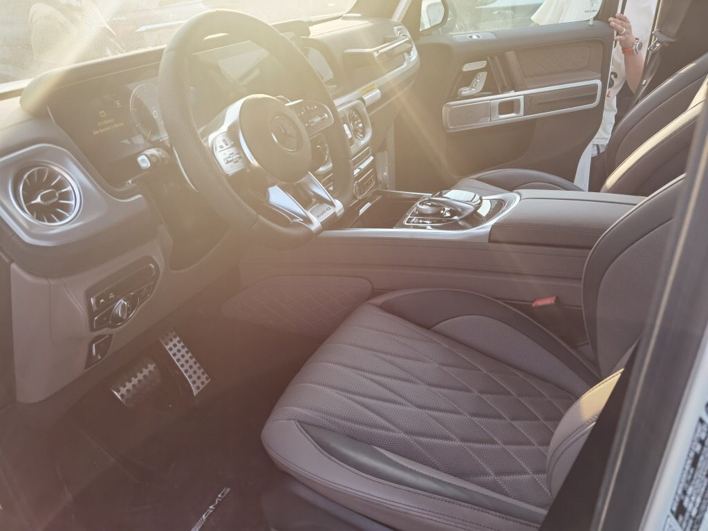 奔驰 奔驰G级AMG 白色/黑色 21款 G63 4.0T V8 美版