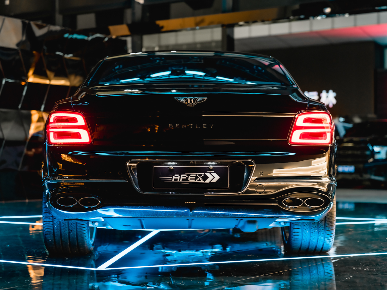 宾利 飞驰 黑色/红色 2021款 4.0T V8 首发限量版