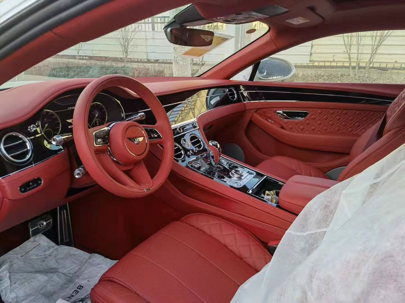 宾利 欧陆GT 白色/红色 21款 4.0T V8 天窗首发版 欧规版
