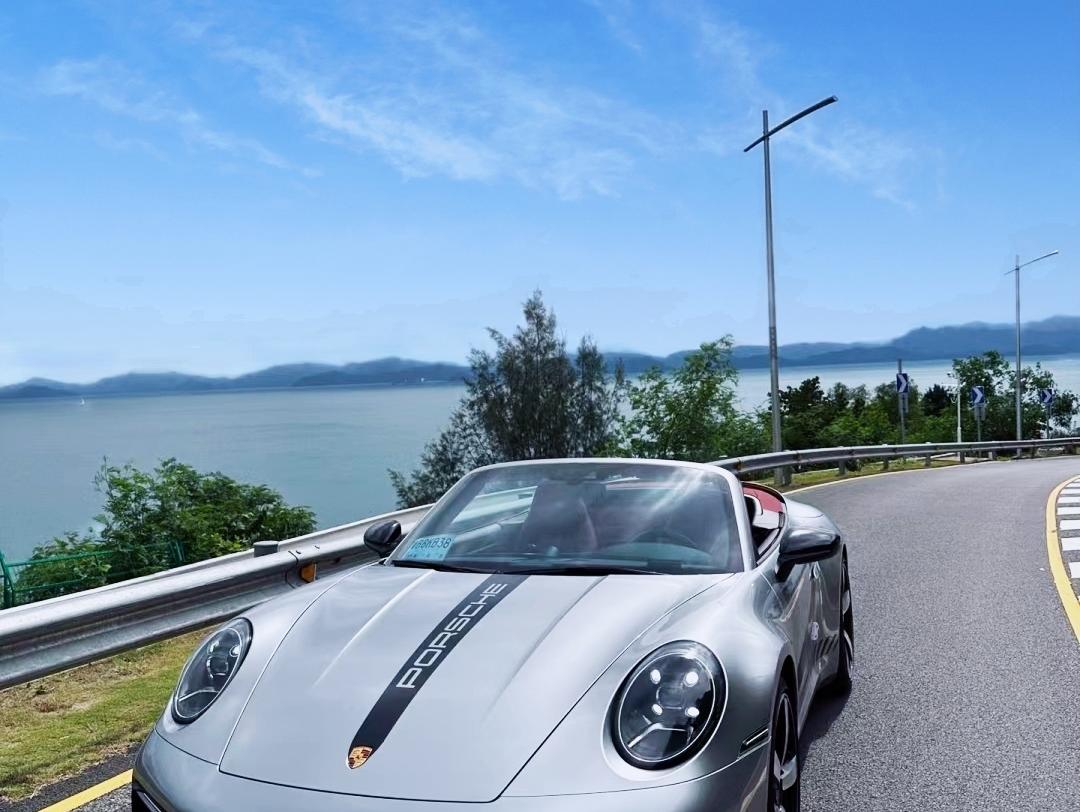 二手保时捷 911 银色/红色 Carrera Cabriolet 2022款 3.0T2022款 3.0T 中规版