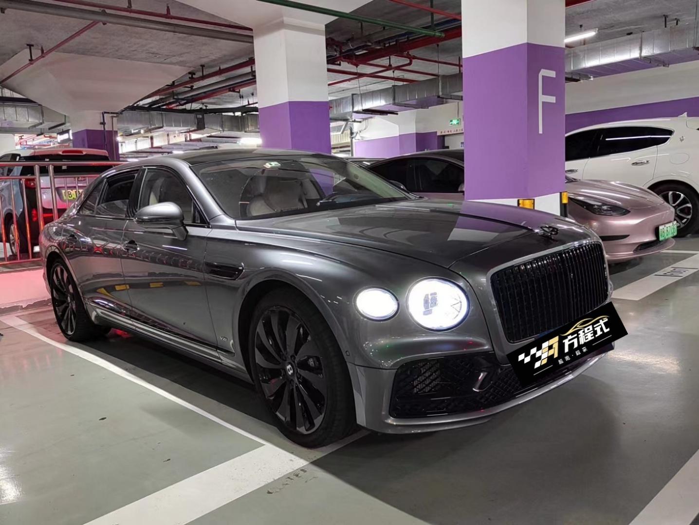 二手宾利 飞驰 钨矿灰/帝王蓝/亚麻白双拼 2022款 4.0T V8 Mulliner