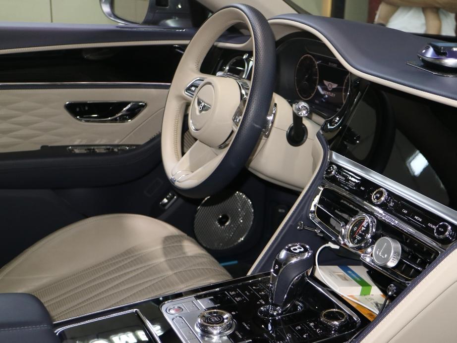 二手宾利 飞驰 钨矿灰/帝王蓝/亚麻白双拼 2022款 4.0T V8 Mulliner