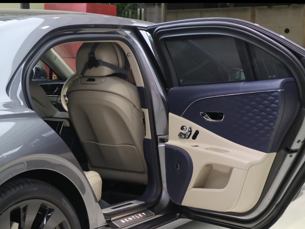 二手宾利 飞驰 钨矿灰/帝王蓝/亚麻白双拼 2022款 4.0T V8 Mulliner