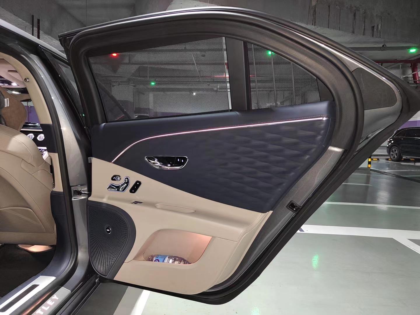 二手宾利 飞驰 钨矿灰/帝王蓝/亚麻白双拼 2022款 4.0T V8 Mulliner