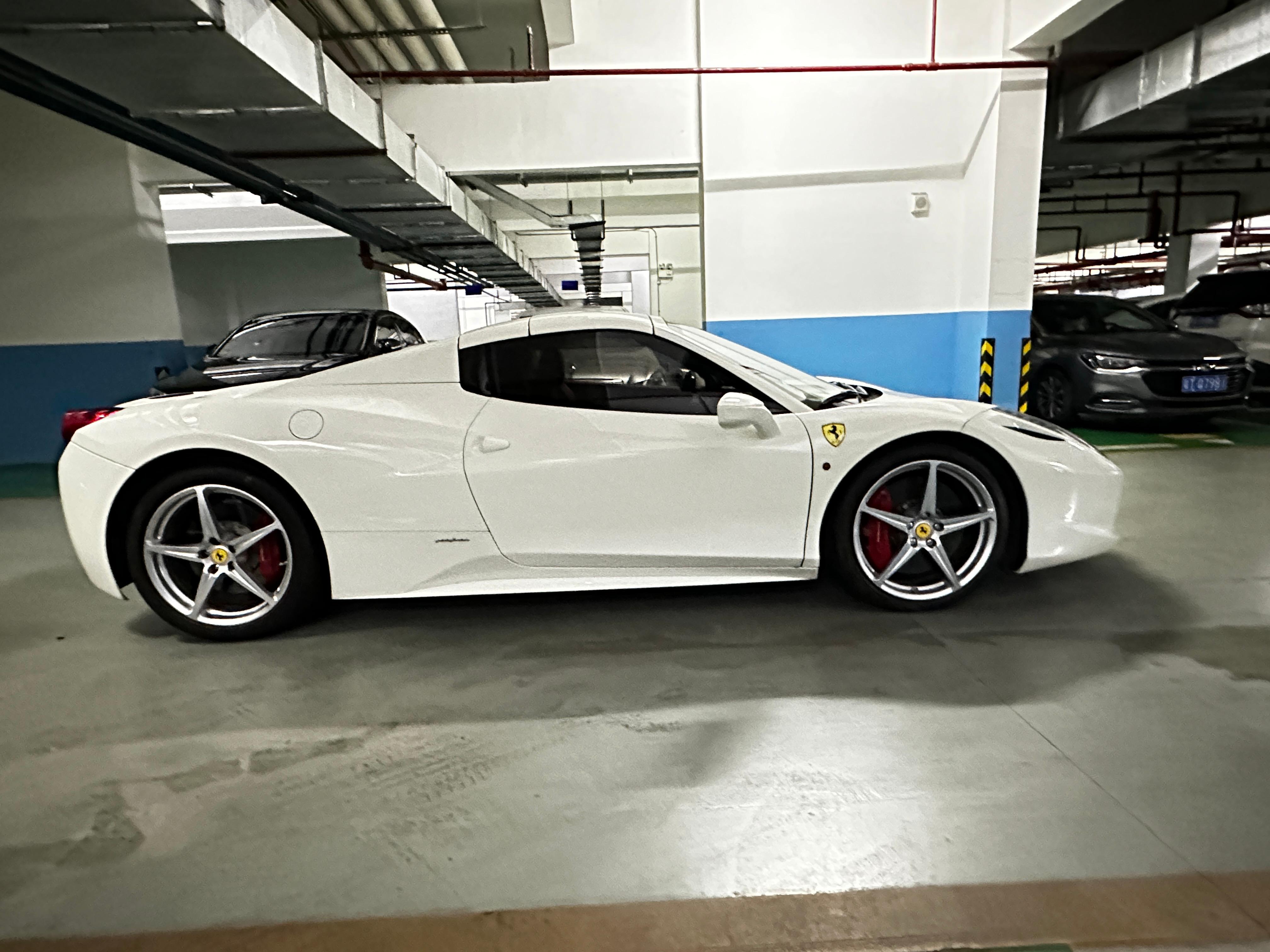 二手法拉利 458 白色/红色 2013款 4.5L Spider