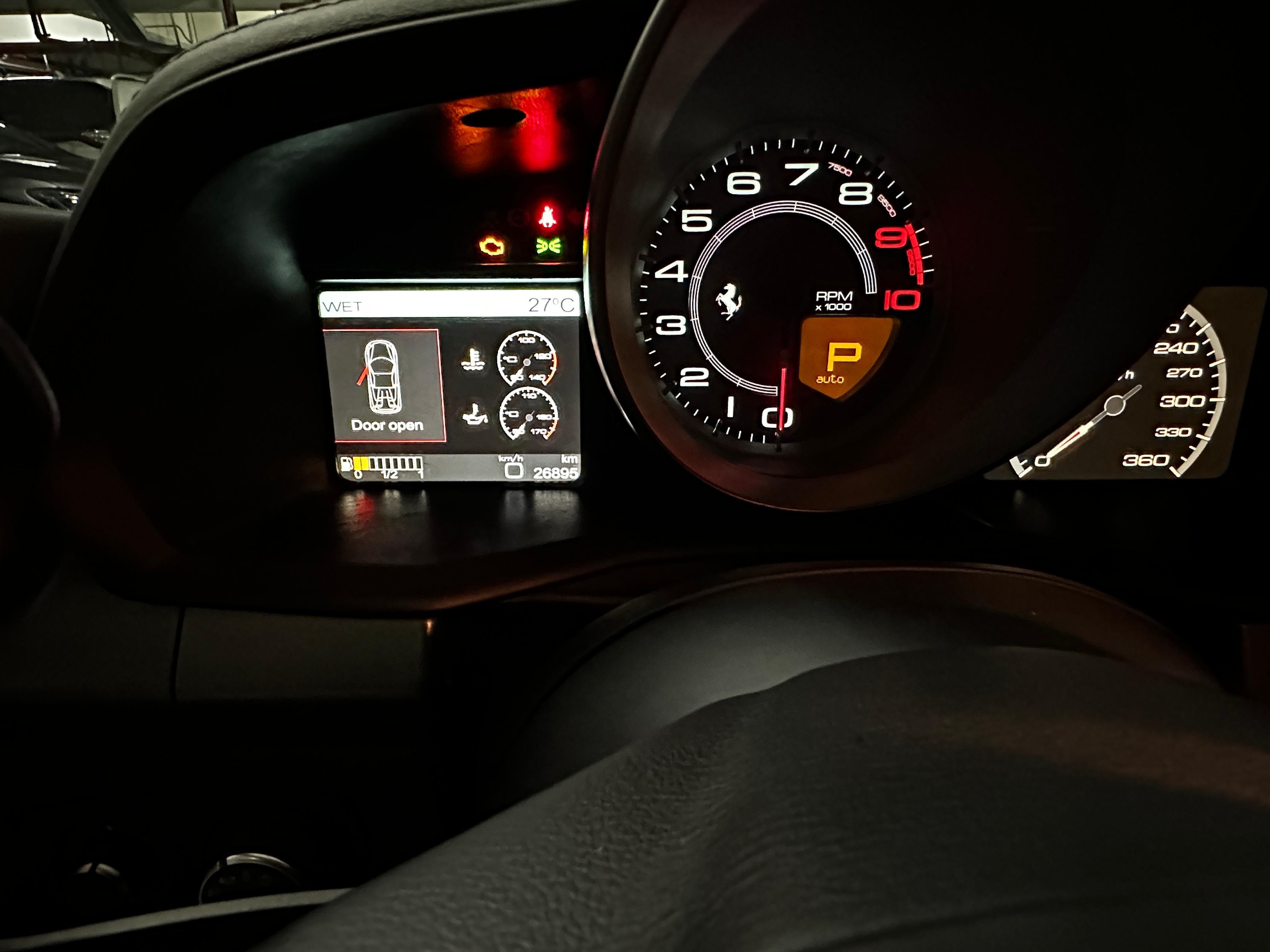 二手法拉利 458 白色/红色 2013款 4.5L Spider