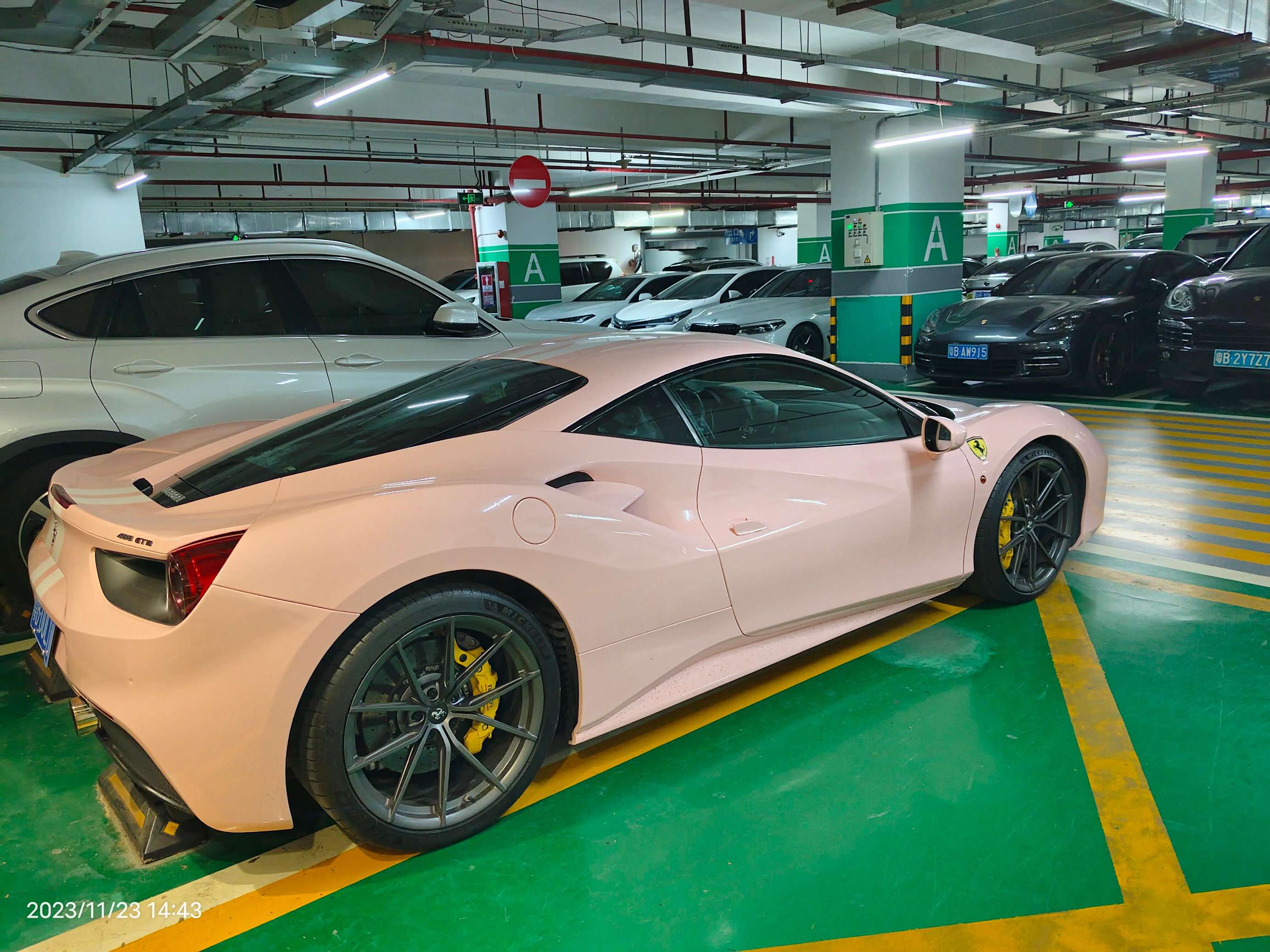 二手法拉利 488 粉色/黑色 2015款 488 GTB