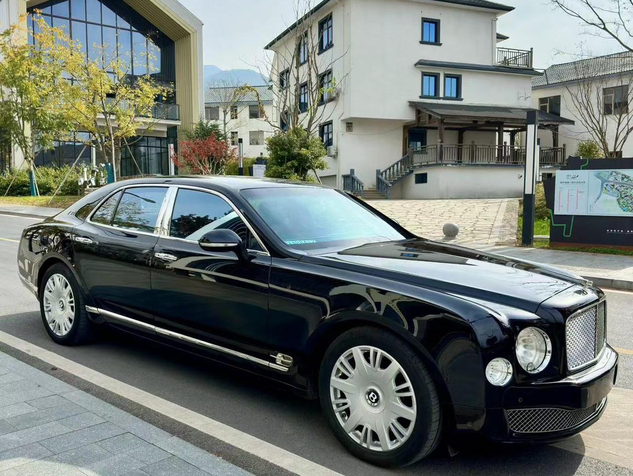 二手宾利 慕尚 黑色/红色 慕尚6.8T Diamond Jubilee 2012款 6.8L2012款 6.8L 中规版