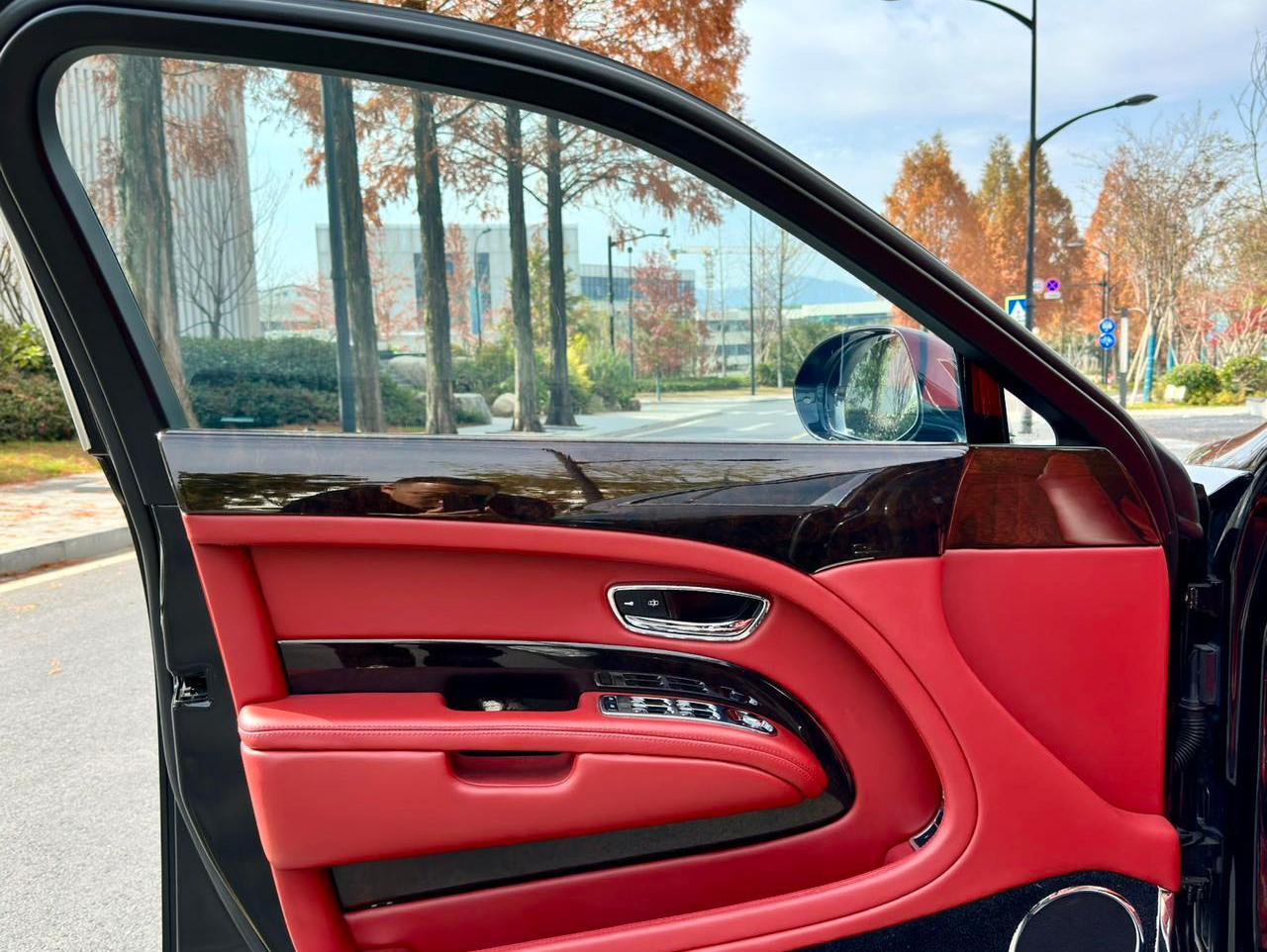 二手宾利 慕尚 黑色/热刺红（后改） 宾利幕尚基本型 2013款 6.8T2013款 6.8T 欧规版