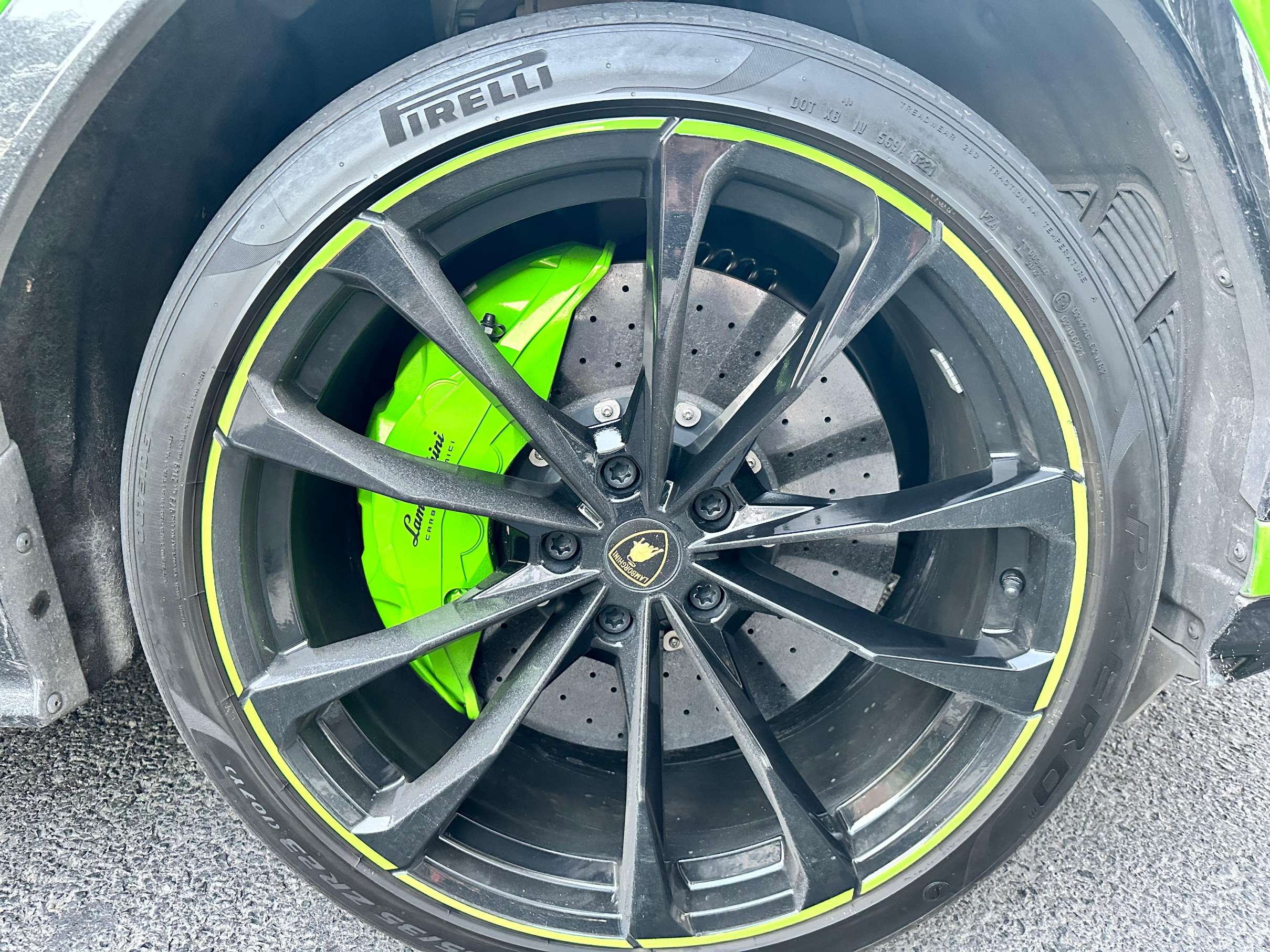 二手兰博基尼 Urus 绿色珍珠漆/黑/绿双拼缝线 2021款 4.0T V8