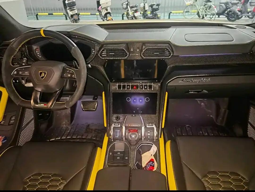 二手兰博基尼 Urus 黄色/黑色 2021款 4.0T V8