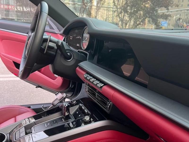 二手保时捷 911 黑色/波尔多红 2020款 Carrera 3.0T