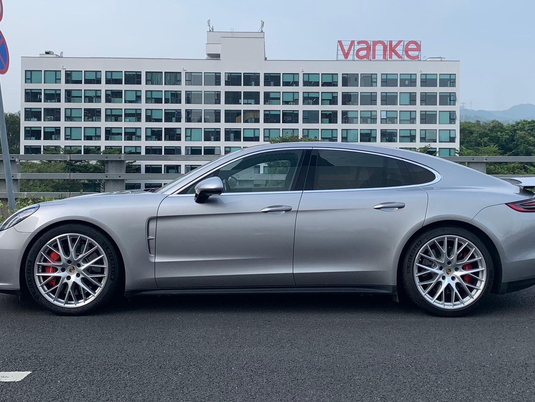 二手保时捷 Panamera 银色/黑色 turbo 中规版