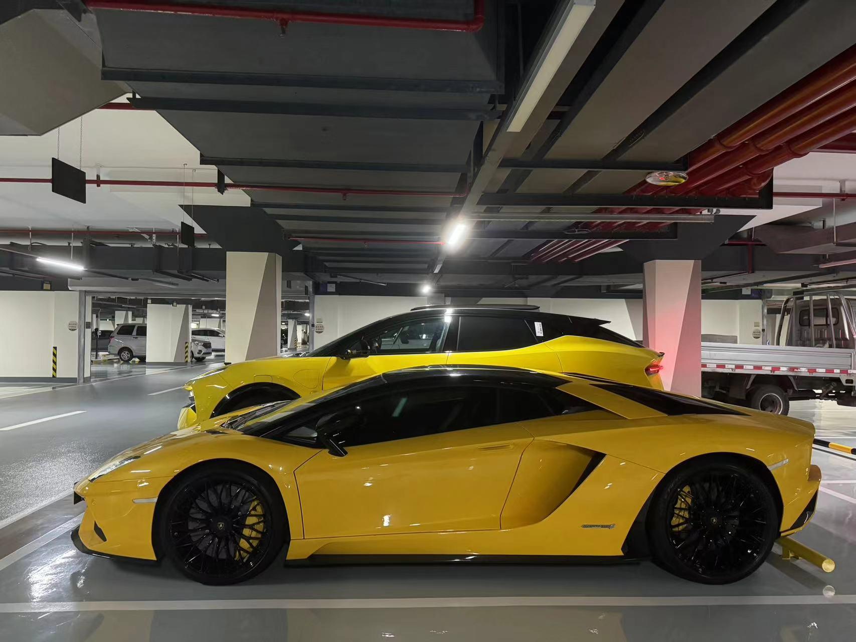 二手兰博基尼 Aventador 黄色/黑色 2017款 Aventador S