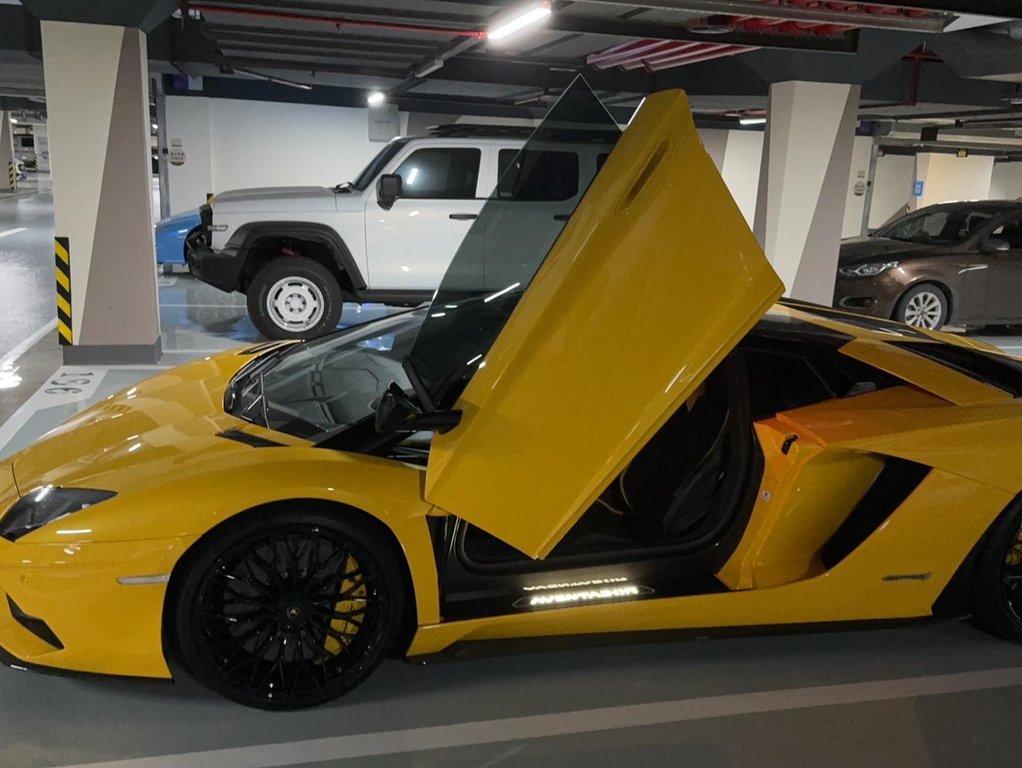 二手兰博基尼 Aventador 黄色/黑色 2017款 Aventador S