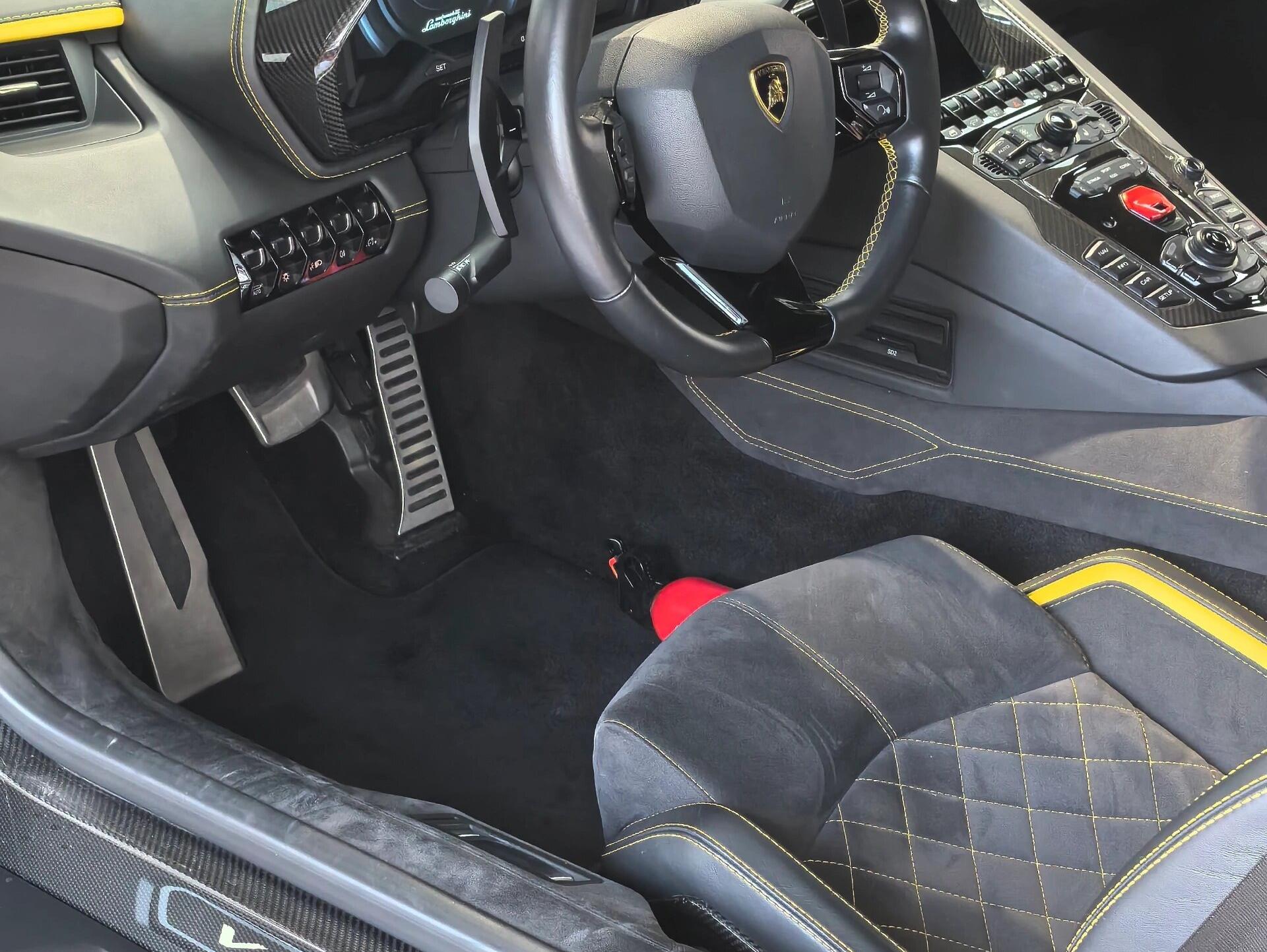 二手兰博基尼 Aventador 黄色/黑色 2017款 Aventador S