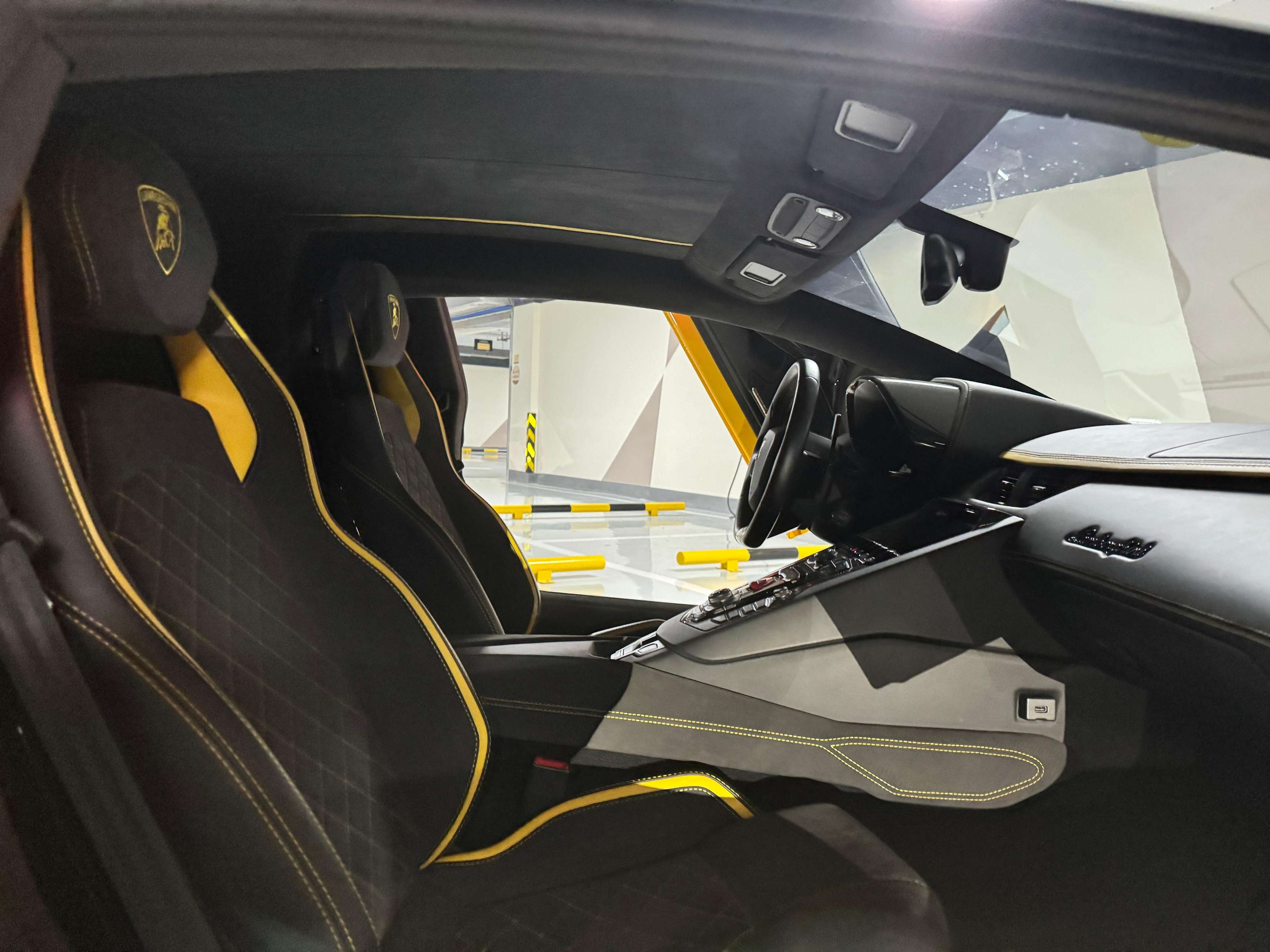 二手兰博基尼 Aventador 黄色/黑色 2017款 Aventador S