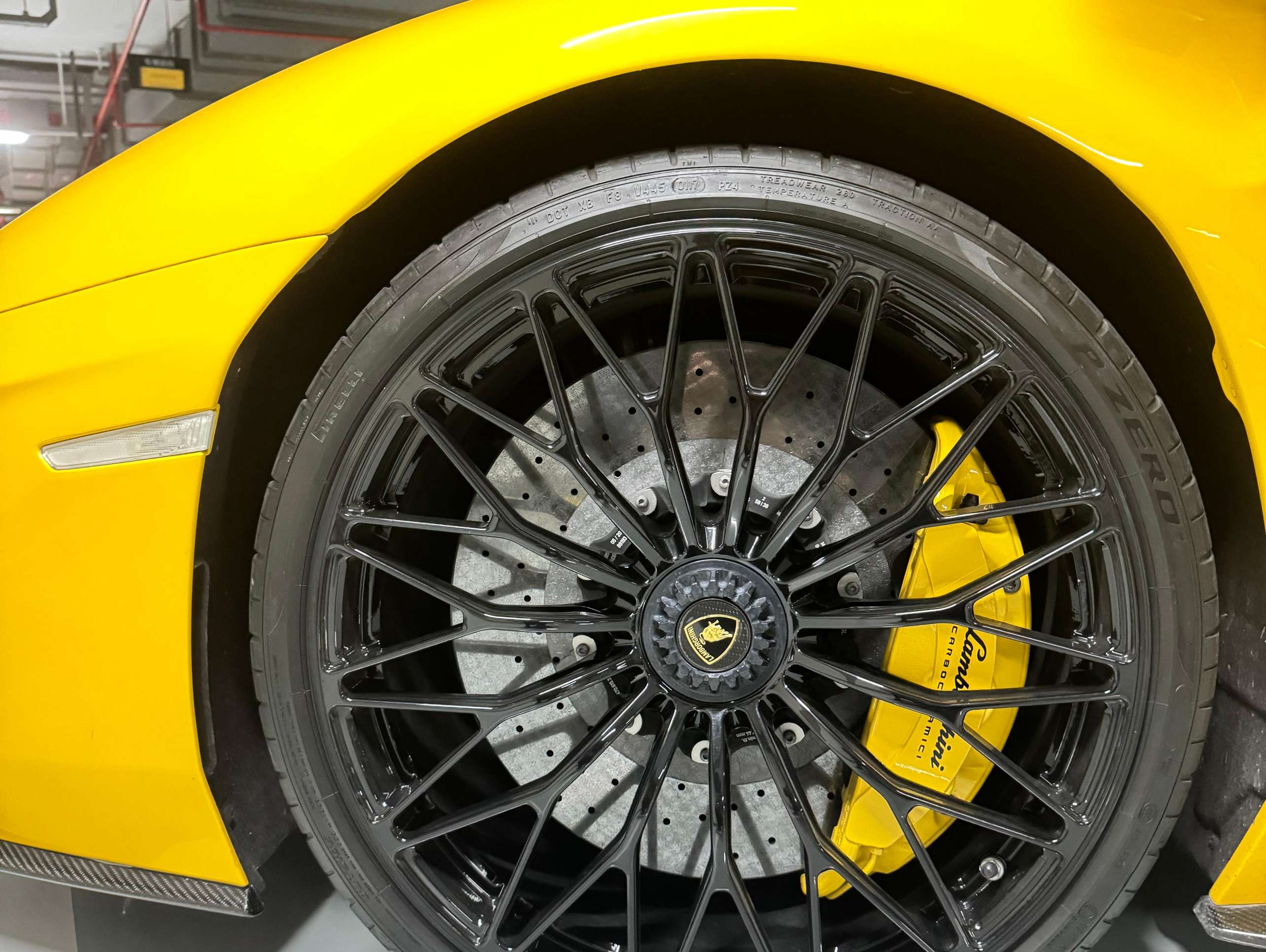二手兰博基尼 Aventador 黄色/黑色 2017款 Aventador S
