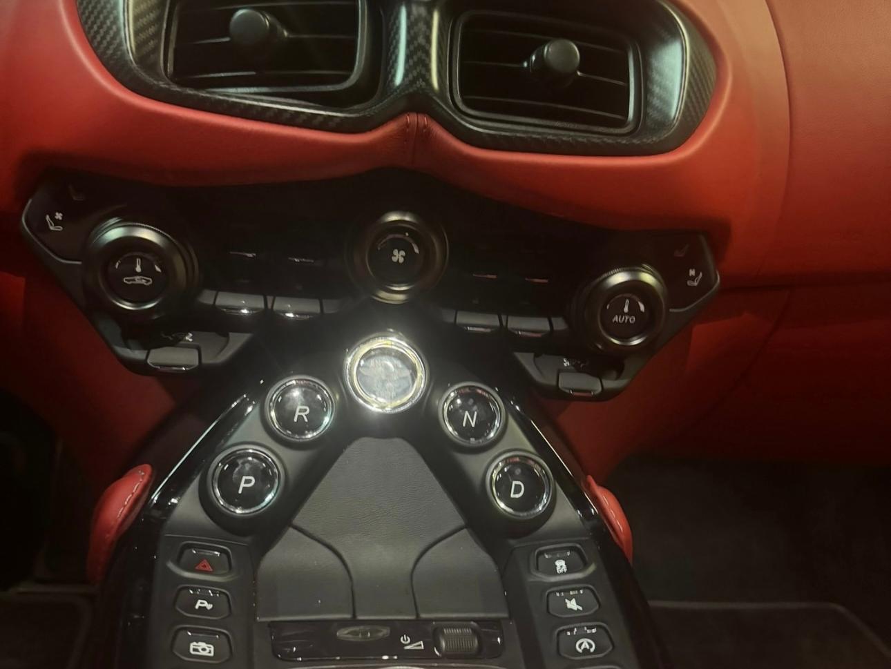 二手阿斯顿·马丁 V8 Vantage 阿拉伯灰/红色 2020款 4.0T V8 Coupe