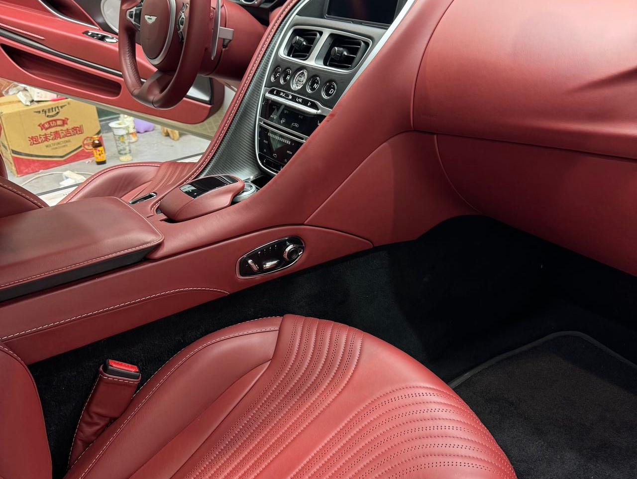 二手阿斯顿·马丁 DB11 极地白/红色 2017款 4.0T V8