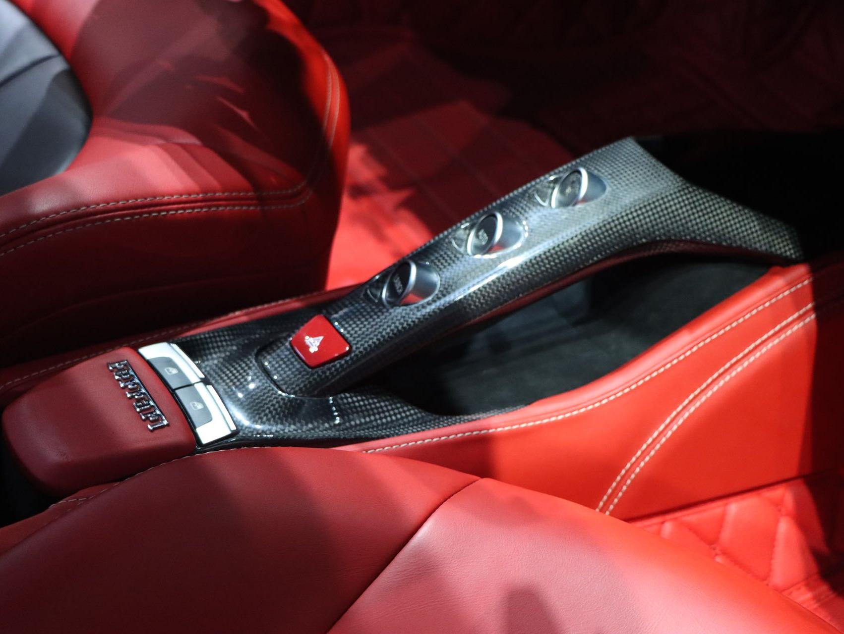 二手法拉利 488 白色/红色 2015款 488 GTB