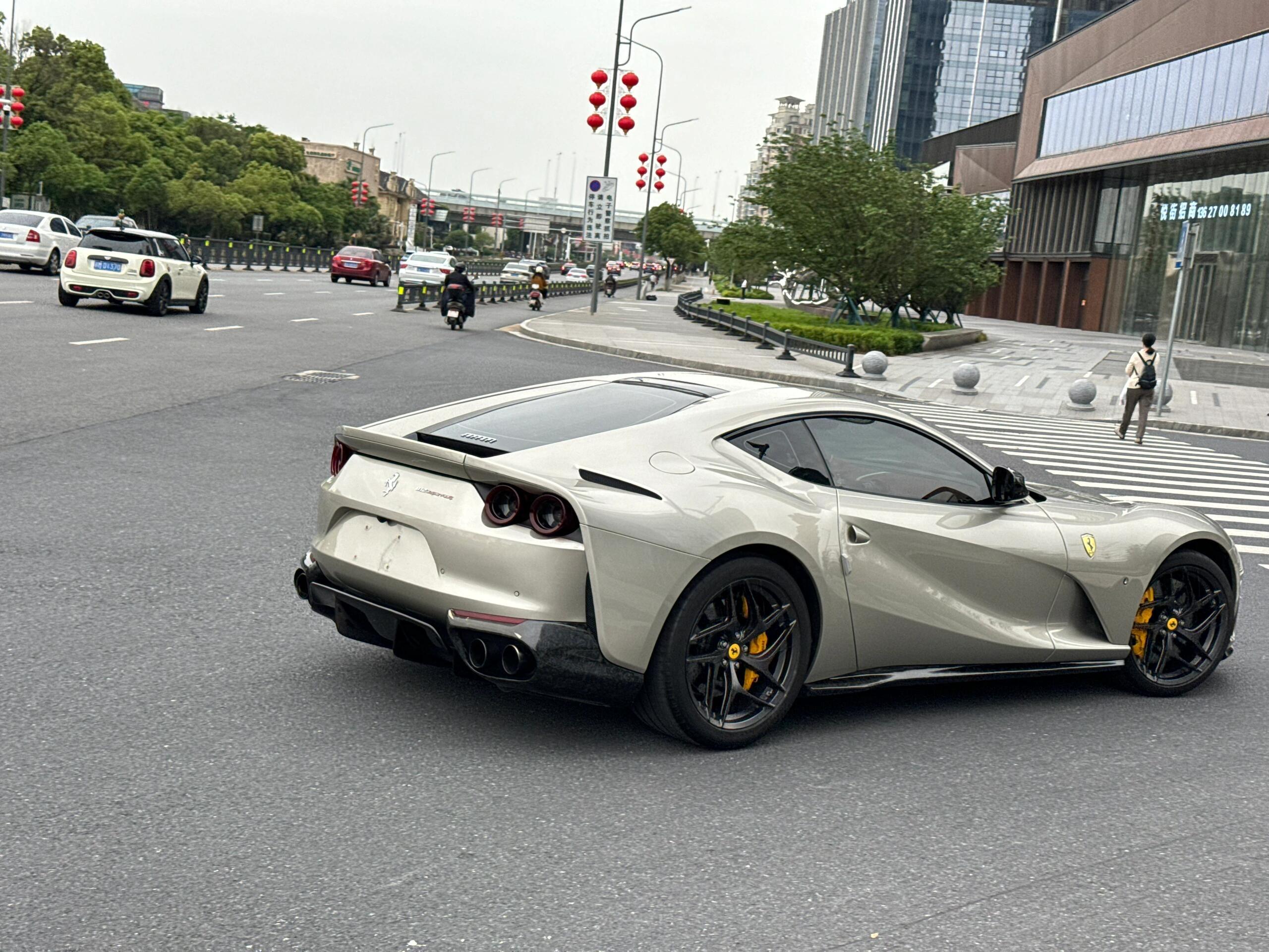 二手法拉利 812 银灰色/红色 2017款 6.5L Superfast
