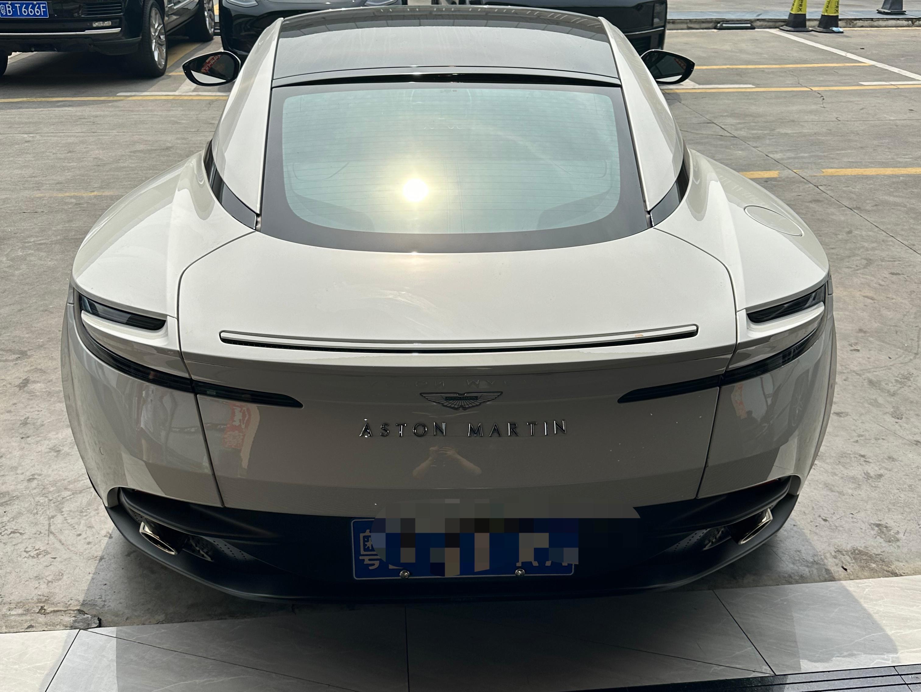 二手阿斯顿·马丁 DB11 白色/黑白双拼 2022款 4.0T V8 Coupe