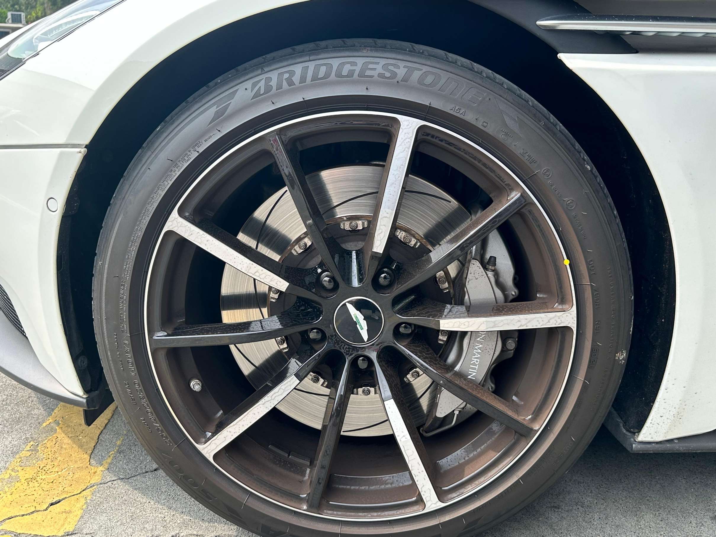 二手阿斯顿·马丁 DB11 白色/黑白双拼 2022款 4.0T V8 Coupe