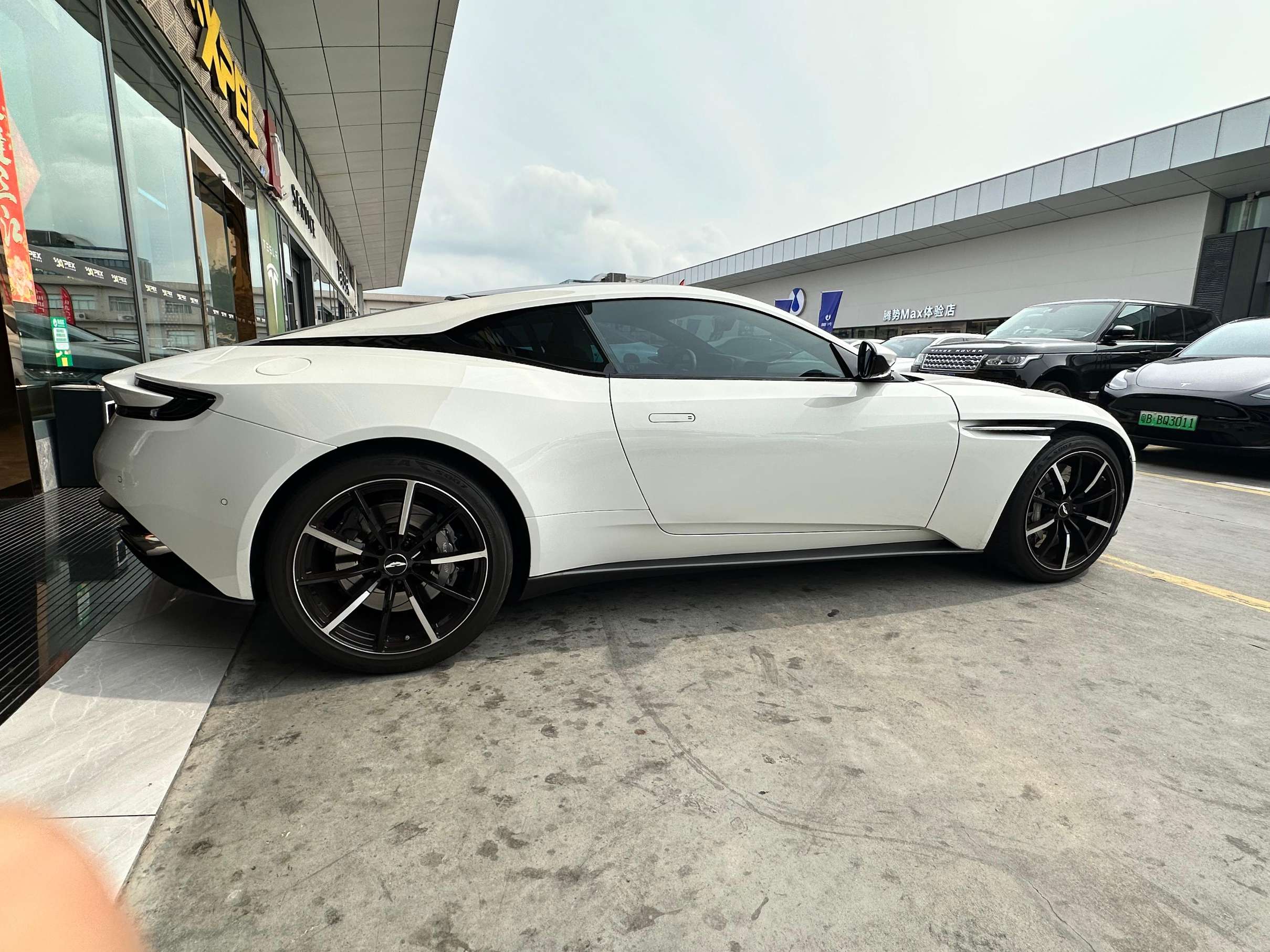 二手阿斯顿·马丁 DB11 白色/黑白双拼 2022款 4.0T V8 Coupe