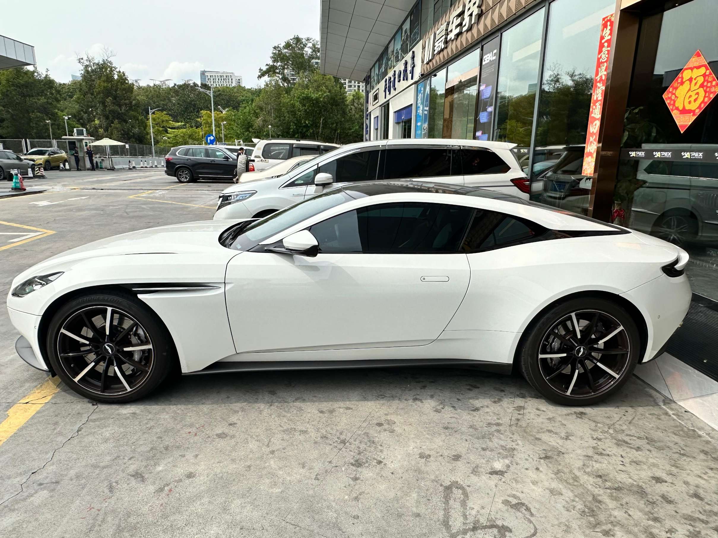 二手阿斯顿·马丁 DB11 白色/黑白双拼 2022款 4.0T V8 Coupe