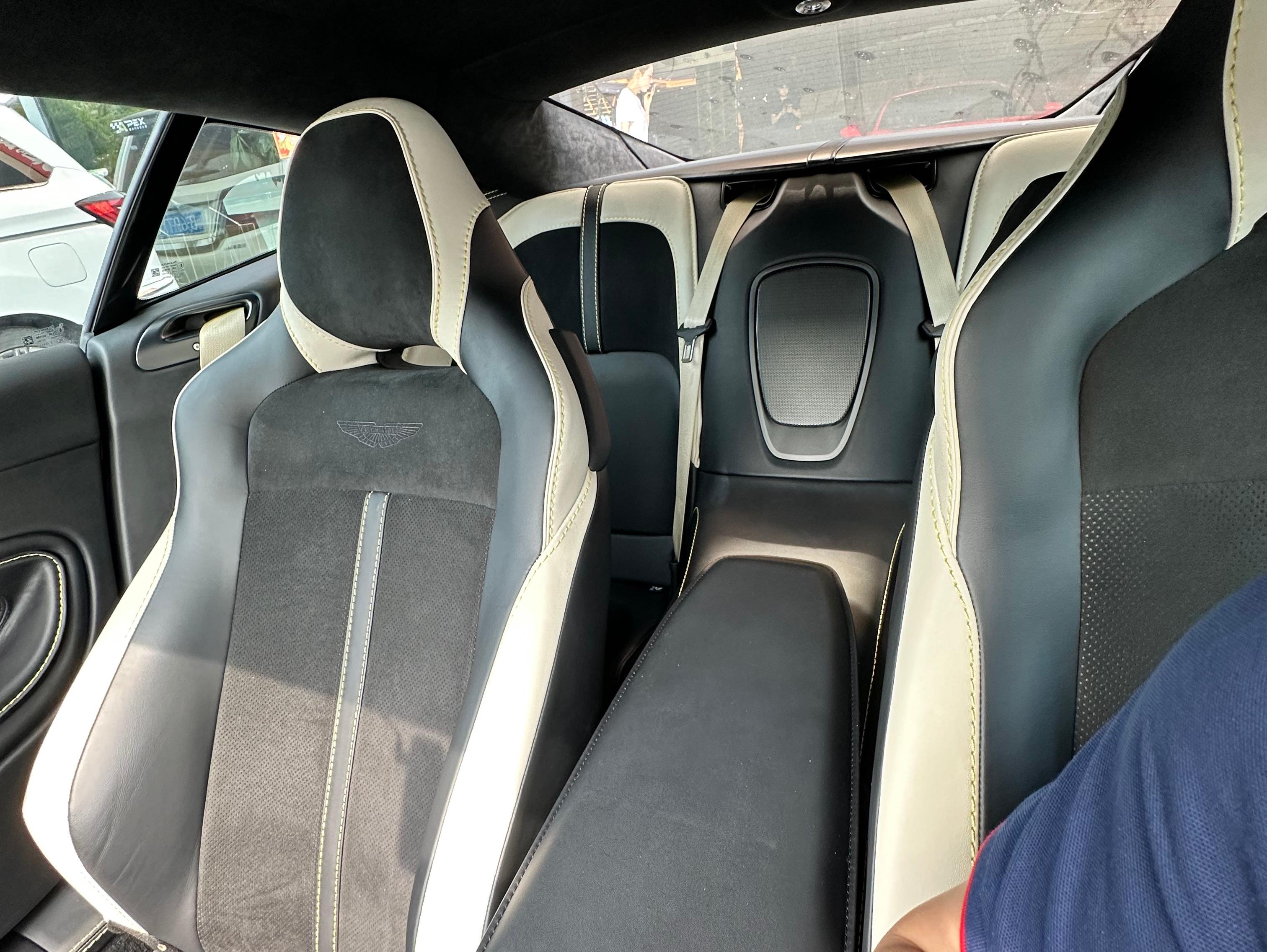 二手阿斯顿·马丁 DB11 白色/黑白双拼 2022款 4.0T V8 Coupe